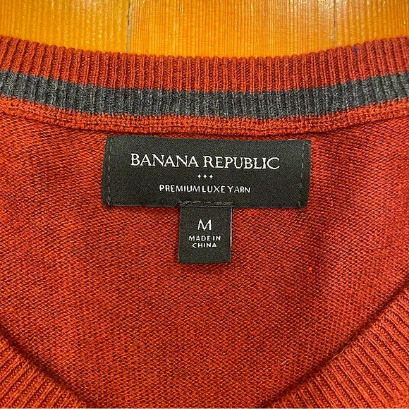 Banana Republic Men’s Maroon V Neck Sweater - Picture 3 of 5